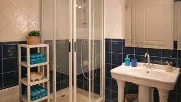 Een douche, handdoeken