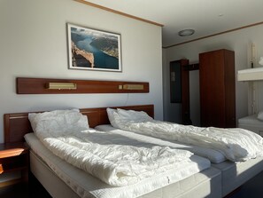 Desk, laptop workspace, travel cot, free WiFi - Pulpit Rock hostel Vaulali (Strand)