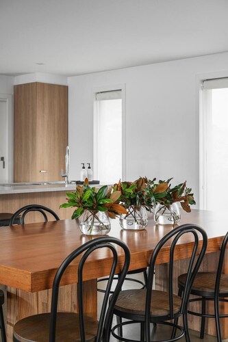 Magnolia on Monash - This unique modern home offers the perfect space for your holiday experience. Fit for families or groups of friends wanting to bask in all that the property and our region has to offer.