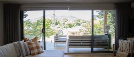 Fernseher, Kamin, DVD-Player