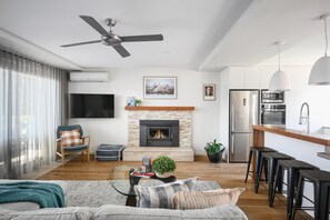 Tv, eldstad och dvd-spelare