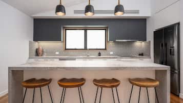 Microondas, placa de cocina y lavavajillas