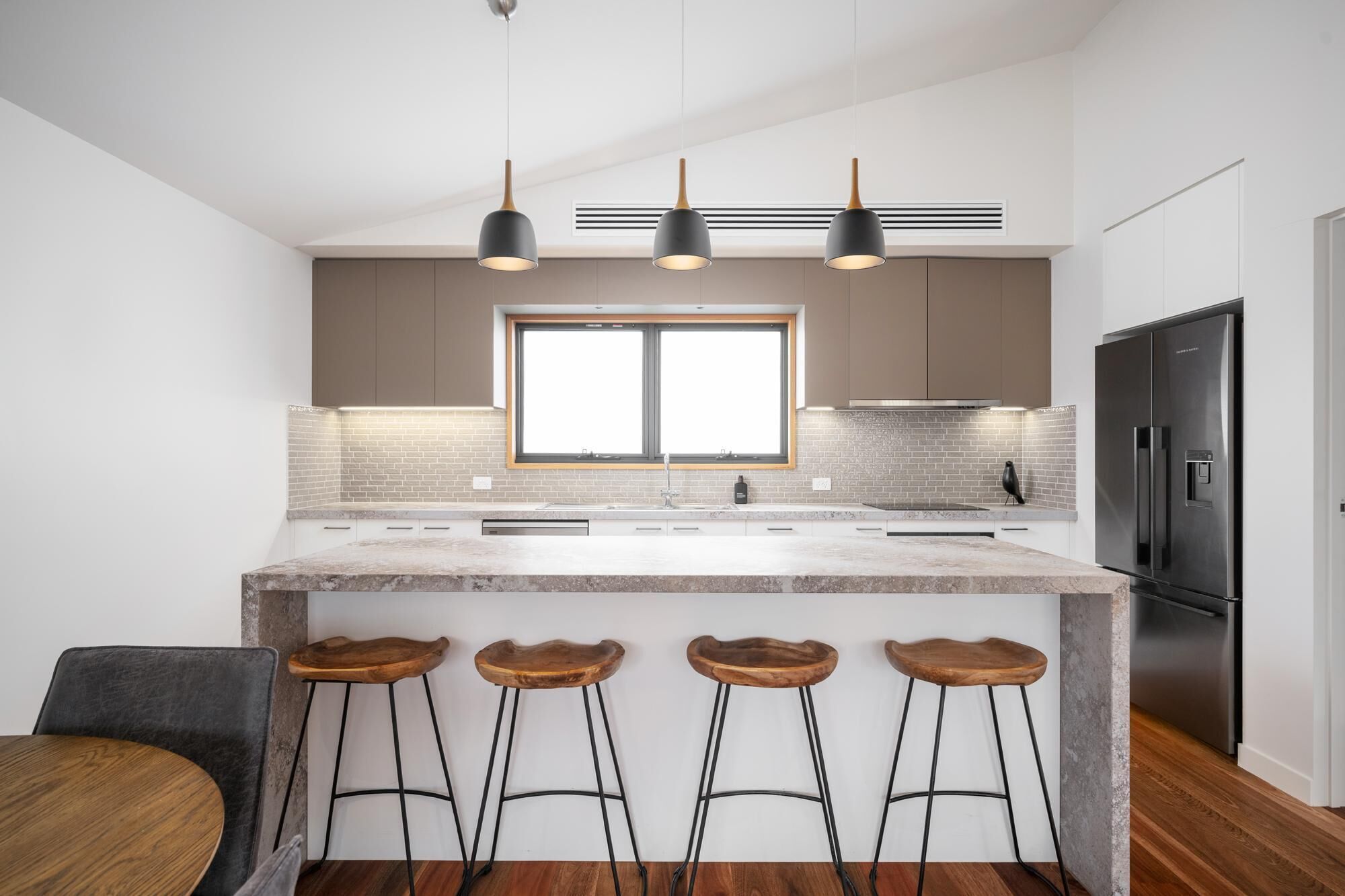 Microondas, placa de cocina y lavavajillas