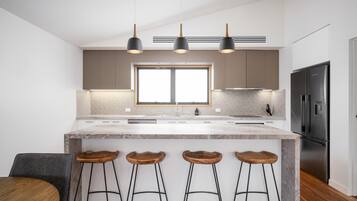 Microondas, placa de cocina y lavavajillas