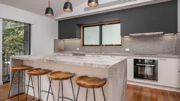 Microondas, placa de cocina, lavavajillas