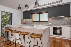 Mikroaaltouuni, liesi, astianpesukone