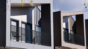 Un edificio moderno con balcones y ventanas grandes.