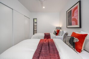 2 makuuhuonetta, ylelliset vuodevaatteet, silitysrauta/-lauta