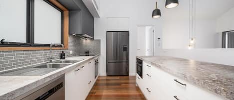 Microones, placa de cuina i rentaplats