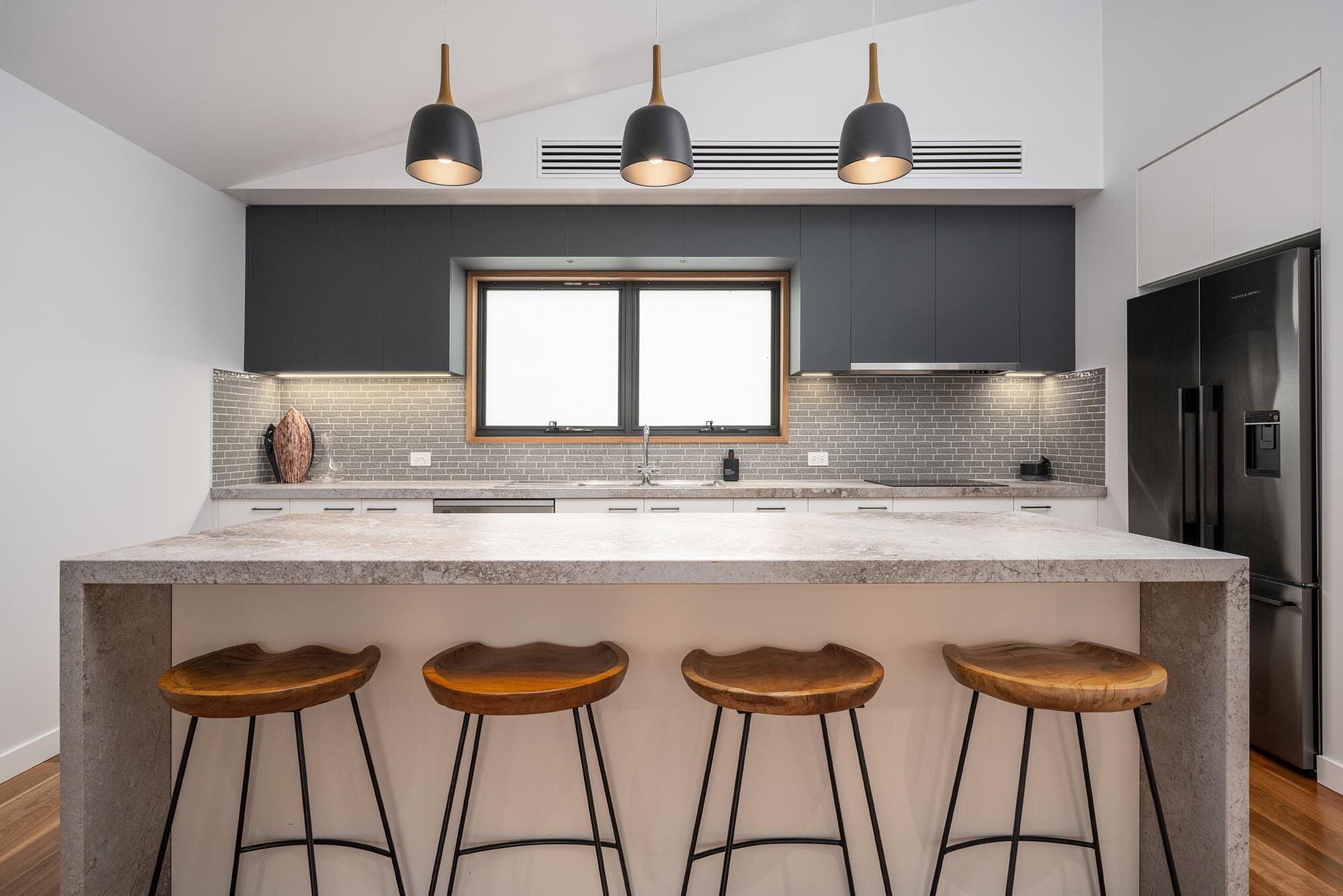 電子レンジ、コンロ、食器洗い機、調理器具と食器