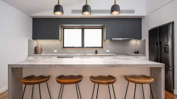 Microondas, placa de cocina, lavavajillas, utensilios de cocina