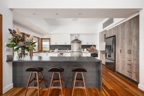 Four à micro-ondes, un four, surface de cuisson, lave-vaisselle