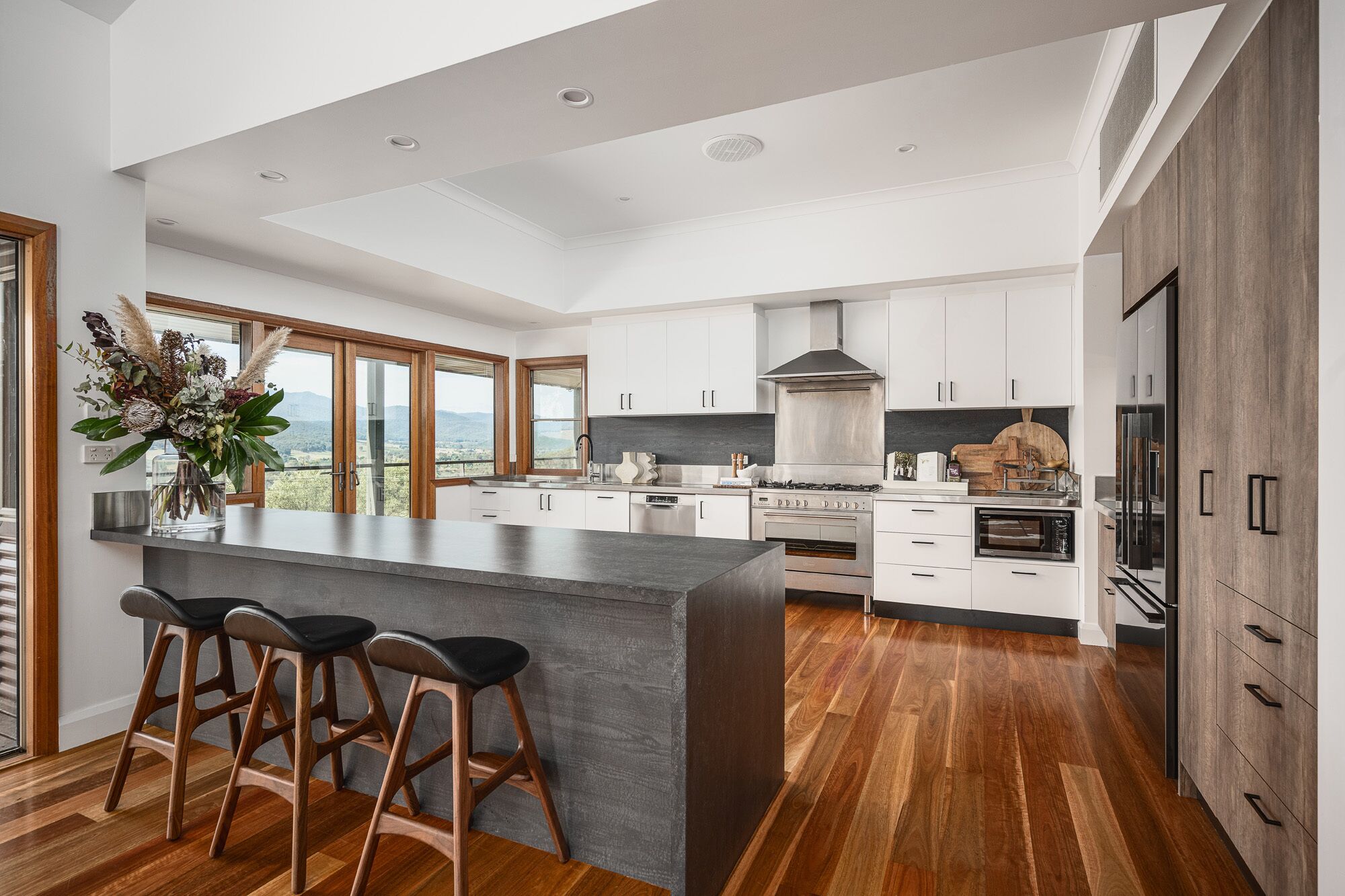 Mikrobølgeovn, ovn, kokeplater og oppvaskmaskin