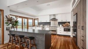 Microwave, oven, stovetop, dishwasher - The Grove Estate - The pièce de resistance of this property is the view, be it the 360-degree views of the surrounding bush side, valley and the Region’s famous Mt Buffalo or perhaps the view of the spectacular and famous artwork showcased through th (Porepunkah)