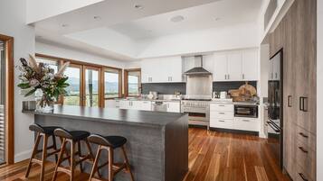 Mikrobølgeovn, ovn, kokeplater og oppvaskmaskin