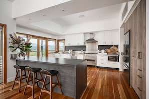 Mikrovågsugn, ugn, spishäll och diskmaskin