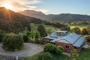 Exterior - The Grove Estate - The pièce de resistance of this property is the view, be it the 360-degree views of the surrounding bush side, valley and the Region’s famous Mt Buffalo or perhaps the view of the spectacular and famous artwork showcased through th (Porepunkah)