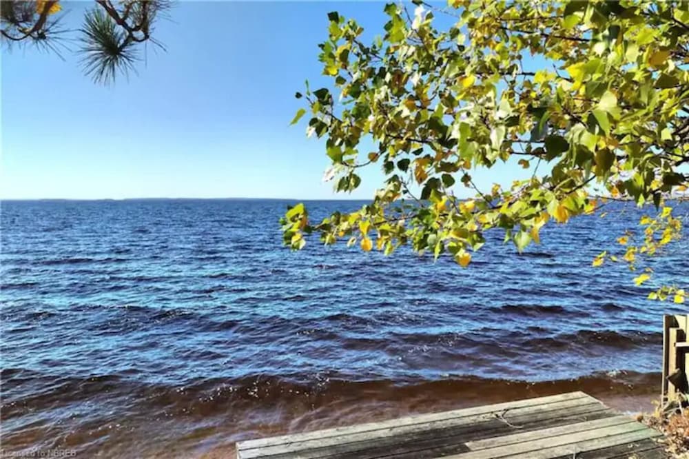 Best spot on Lake Nipissing + private beachfront + parking + close to downtown