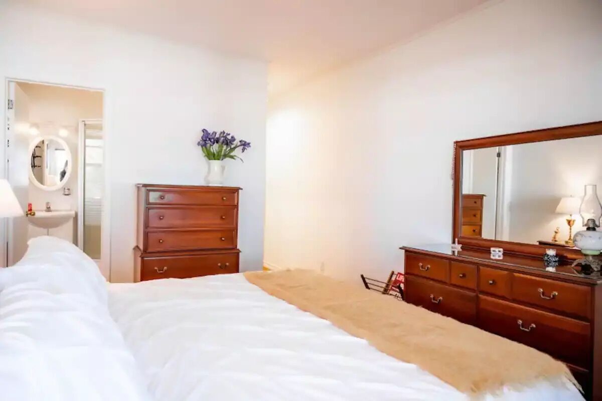 Best spot on Lake Nipissing + private beachfront + parking + close to downtown