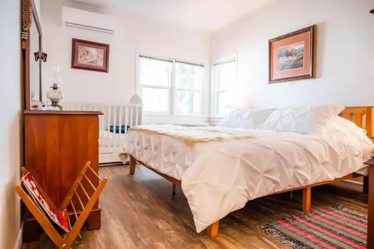 Best spot on Lake Nipissing + private beachfront + parking + close to downtown