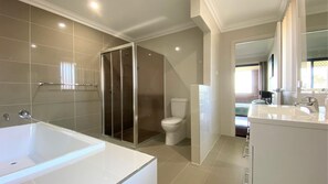 Baignoire, serviettes fournies
