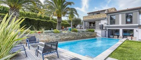 Een buitenzwembad en een verwarmd zwembad