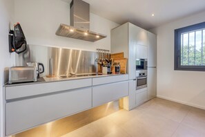 Réfrigérateur, four à micro-ondes, un four, surface de cuisson