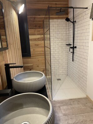 Dusj, hårføner og håndklær