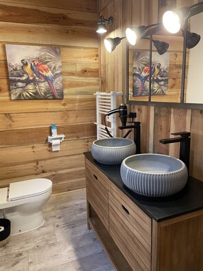 Dusj, hårføner og håndklær