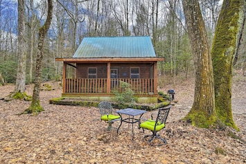 Mountain City Vacation Rental | Studio | 1BA | 750 Sq Ft | Stairs Required