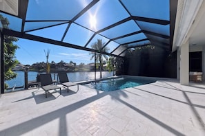 Una piscina cubierta, una piscina climatizada