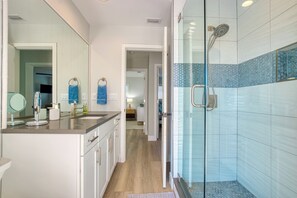 Shower, hair dryer, towels - VRCC Villa Bayshore (Cape Coral)