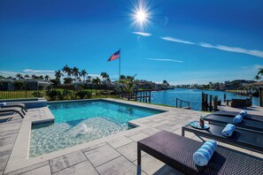 Indoor pool, a heated pool - VRCC Villa Bayshore (Cape Coral)