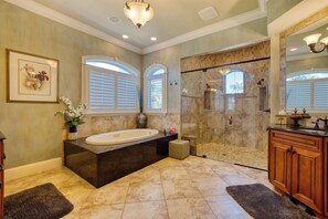 Bathtub, hair dryer, towels - VRCC Villa Bellagio - 5* Villa for up to 8 guests (Cape Coral)