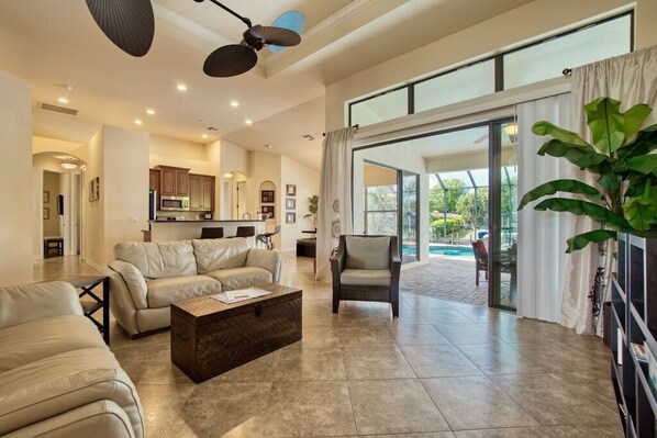 Smart TV, libros y oficina 