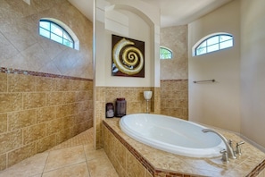 Badewanne, Haartrockner, Handtücher