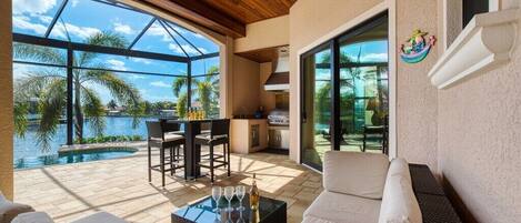 Smart-TV, Bücher, Musikbibliothek, Stereoanlage