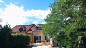 A house with a tiled roof, a stone entrance, and a gravel driveway. - Gite for 15 people Le Canebal right, wifi heated pool to share (Sarlat-la-Canéda)