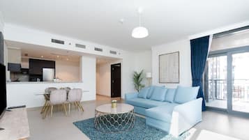 Premier-Apartment | Wohnbereich | 58-Zoll-Smart-TV mit Digitalempfang, Fernseher, Netflix