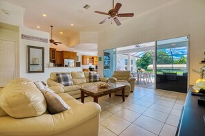 Téléviseur connecté, livres, chaîne audio