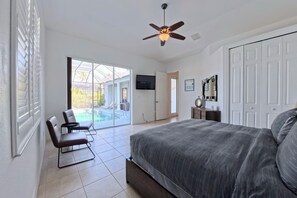 4 bedrooms, iron/ironing board, free WiFi, bed sheets - VRCC Villa Nautilus - Boat Included! (Cape Coral)