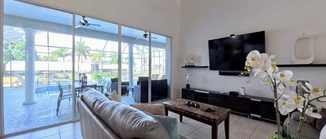 Smart TV, libros y estéreo