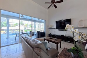 Smart-TV, Bücher, Stereoanlage