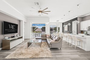 TV connectée, lecteur de DVD, livres, chaîne hi-fi