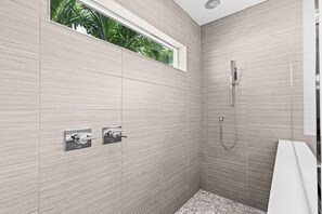 Badewanne, Haartrockner, Handtücher