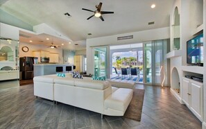 Smart TV, libri, impianto stereo