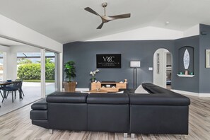 Smart TV, reproductor de DVD, libros y videoteca 