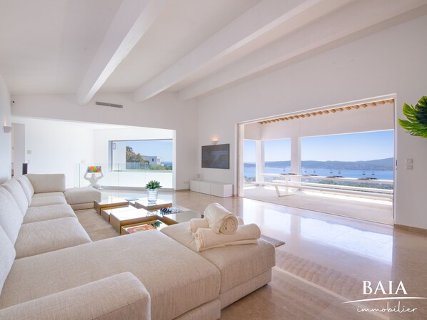 Una televisión, una mesa de tenis de mesa