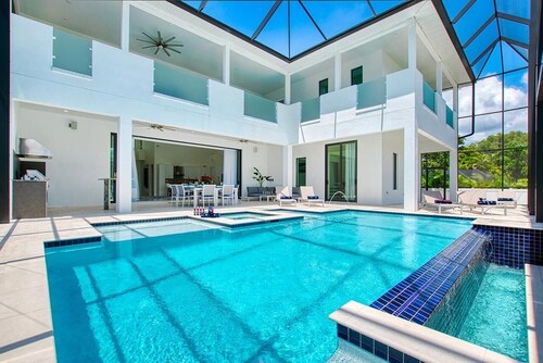 VRCC Villa The Beau, direct access to open water.