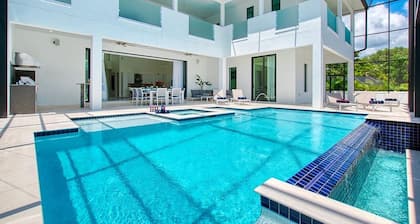 VRCC Villa The Beau, direct access to open water.